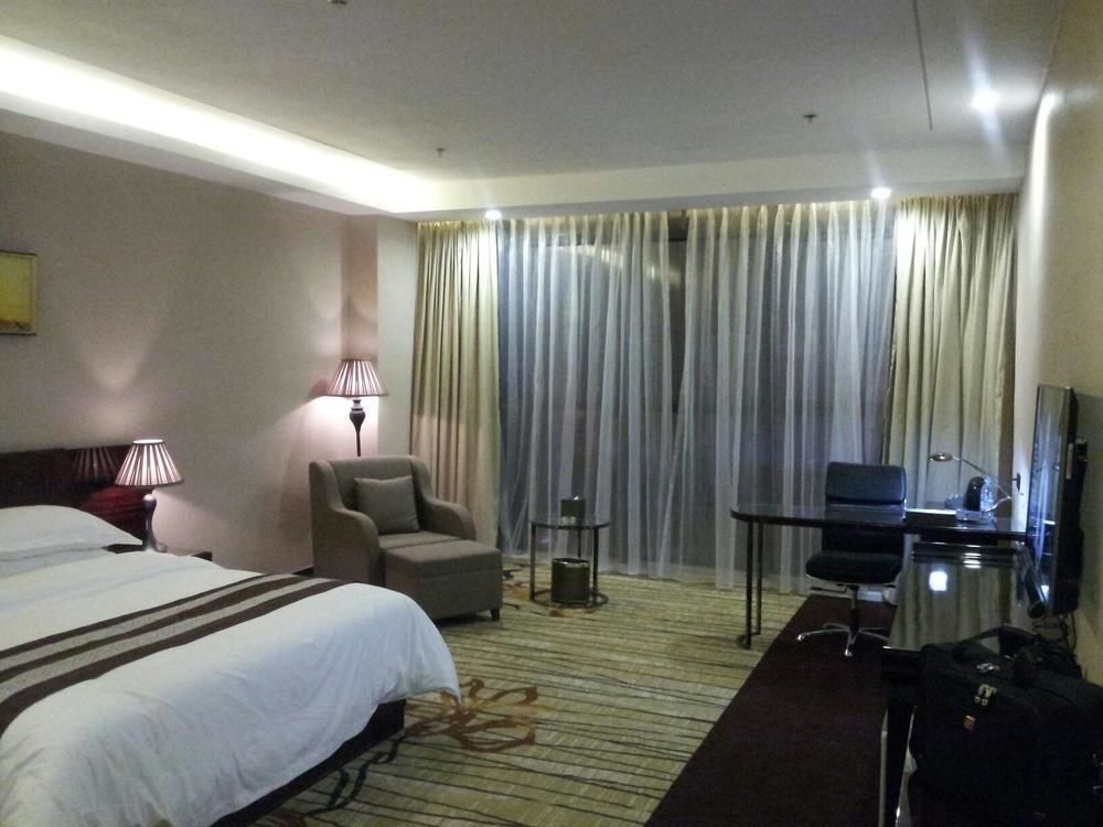 Liang Fan Holiday Inn Гуанчжоу Экстерьер фото